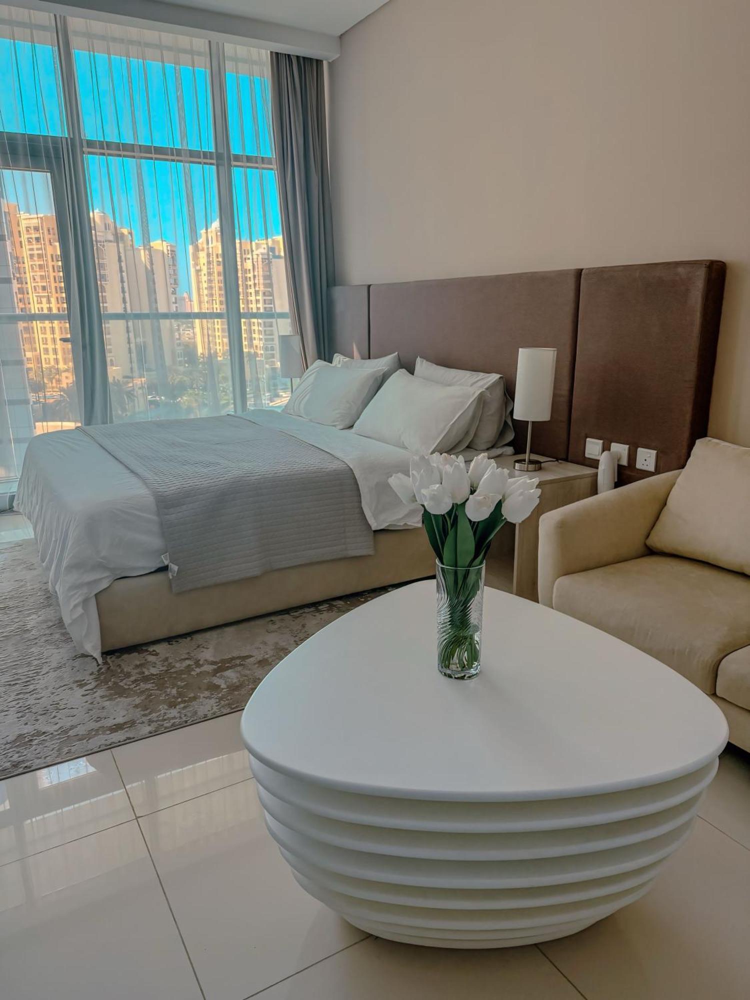 Seafront Escape Infinity Pool & Private Apartment *