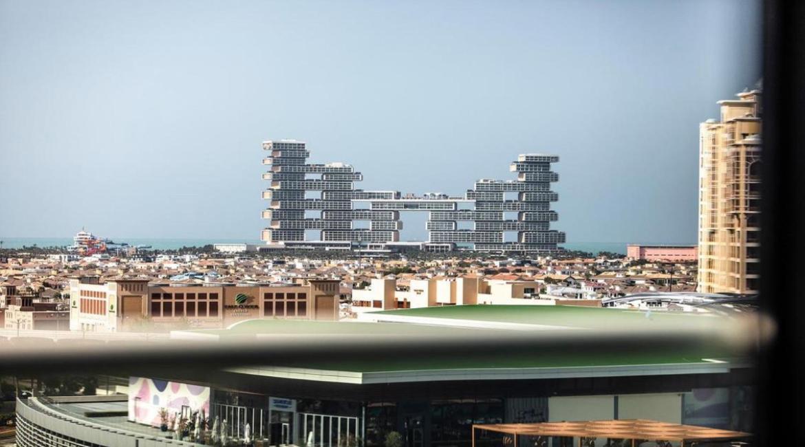 Seafront Escape Infinity Pool & Private Apartment *
